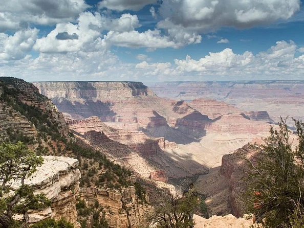 Large vue sur les parois en couches du canyon sous des nuages épars