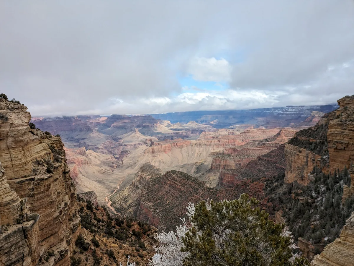 Am Nachmittag ziehen Gewitterwolken über dem Grand Canyon auf